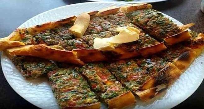 Taş fırın ustalarının gizlediği tarif! Hamuru çıtır çıtır sosu bol kıymalı pide tarifi)
