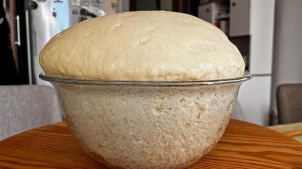 Hamurun mayalanma süresini yarı yarıya kısaltıyor! Tek bir kaşık kullanmak yetiyor, pamuk gibi puf puf oluyor)