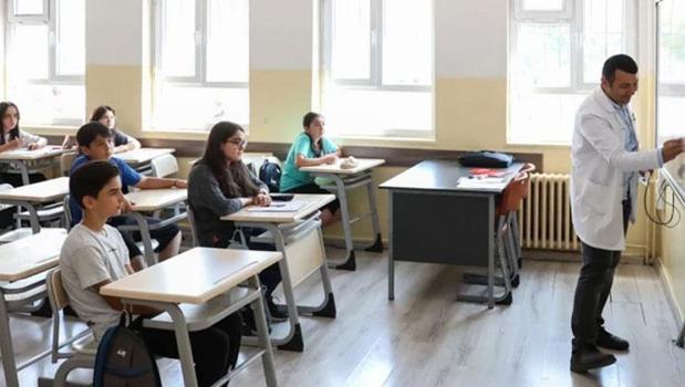 İstanbul'da okulun ilk gününe trafik ayarı! Ders saatleri değişti)