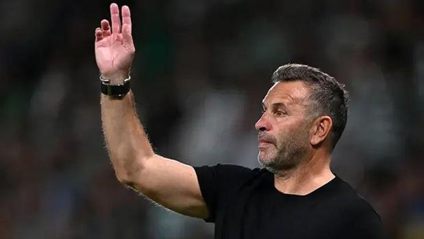 Galatasaray'da Okan Buruk'tan futbolculara: Yaptık yine yaparız!)
