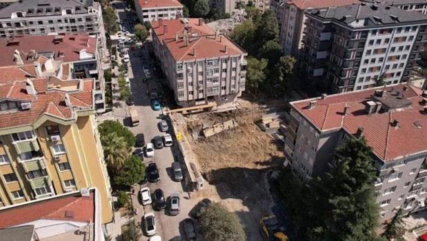 Bahçelievler'de 5 katlı binanın istinat duvarı çöktü)