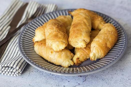 Tepsi tepsi pişirseniz bile anında bitecek! Ağızda dağılan kat kat patatesli rulo börek tarifi)