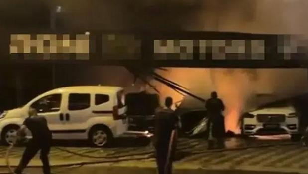 Antalya’da oto galeride başlayan yangın 3 katlı apartmana sıçradı)