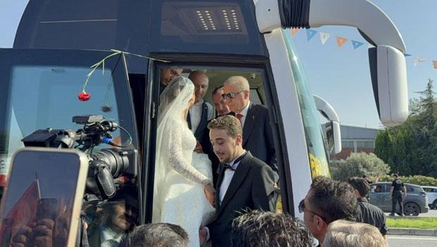 Cumhurbaşkanı Erdoğan, genç çifti otobüsüne davet etti)