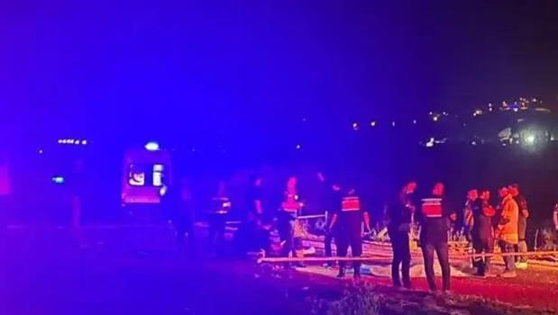 Alkollü TIR sürücüsü ters şeride girdi, motosiklete çarptı: 2 ölü, 1 yaralı)