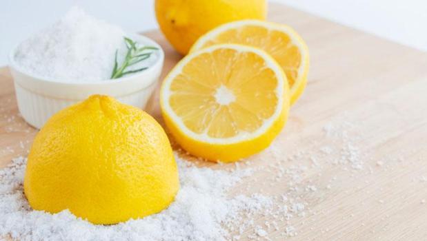 Limonu dörde bölüp üzerine tuz dökün! Mutfak tezgahına koyunca bakın ne oluyor)