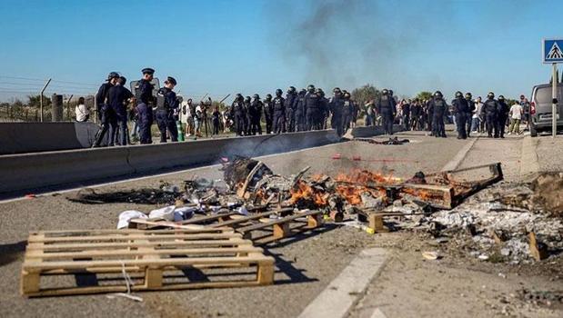 Fransa'da akaryakıt isyanı! Balıkçılar petrol deposunu ablukaya aldı)