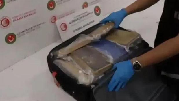 İstanbul Havalimanı'nda büyük operasyon! Piyasa değeri 206 milyon TL uyuşturucu madde ele geçirildi)