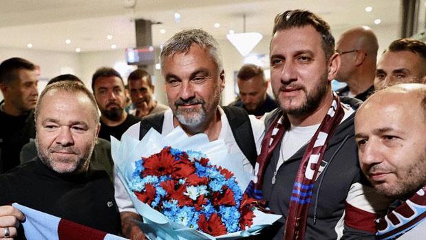 Trabzon'da Thomas Reis dönemi başladı! Havalimanında taraftara ilk üçlüsünü çektirdi)