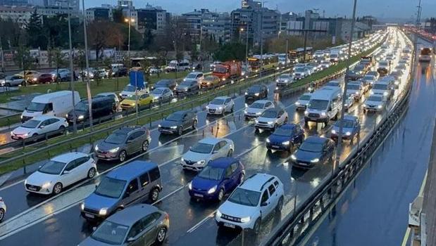 İstanbul'da sabah yağmuru trafiği kilitledi! Anadolu Yakası'nda yoğunluk yüzde 83'e fırladı)