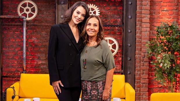 Tuvana Türkay ve Çiçek Dilligil Smart Sahne'ye konuk oldu)