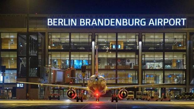 Berlin'de İHA alarmı! Brandenburg Havalimanı uçuşlara kapatıldı)