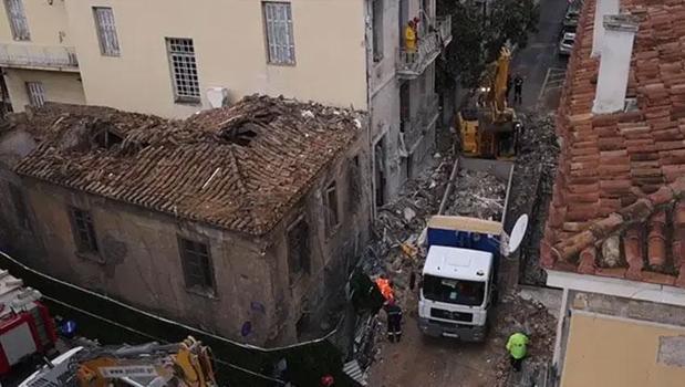 Atina’da yıkılan binada 4 kişinin cesedine ulaşıldı! 2 kişi kayıp)