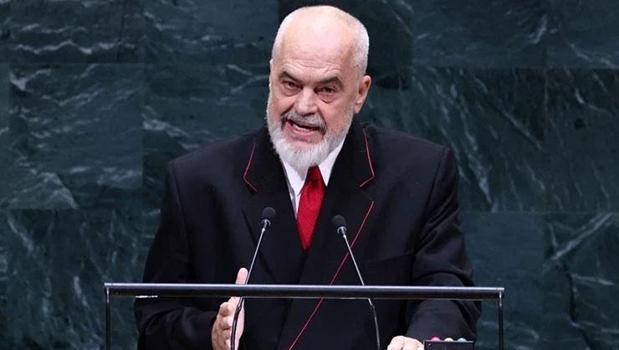 Arnavutluk Başbakanı Edi Rama'ya New York'ta protesto! Yumurta fırlatıldı)