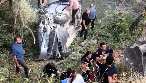Tunceli'de korkunç kaza! Araç çay kenarına devrildi: 2'si ağır 5 yaralı)