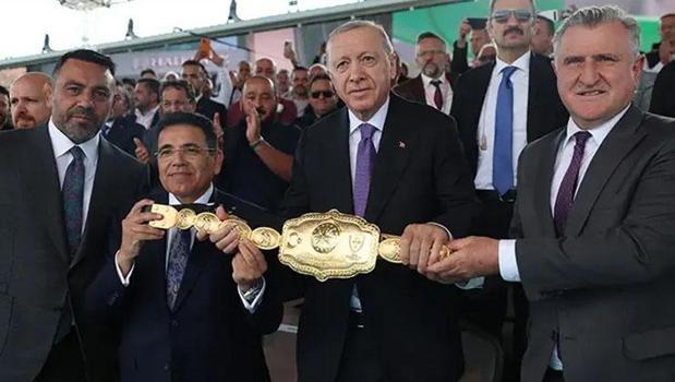 Cumhurbaşkanı Erdoğan, ‘Yağlı Güreş Cumhurbaşkanlığı Kupası’ ödül törenine katıldı)