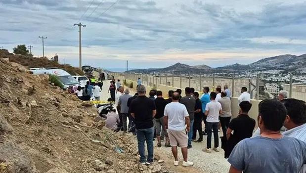 15 yaşındaki çocuk kamyoneti sürüyordu! Duvara çarparak hayatını kaybetti)