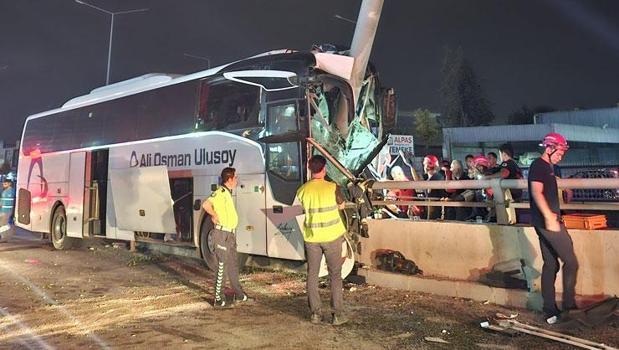 Adana'da yolcu otobüsü yön tabelasının direğine çarptı: 11 yaralı)
