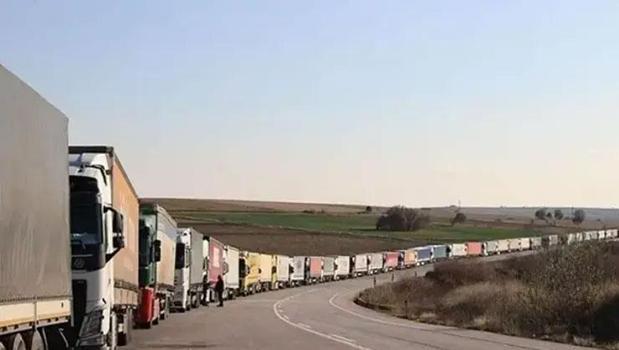 Türkiye sınırında 18 kilometrelik TIR kuyruğu! Nedeni belli oldu)