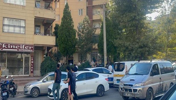 Evinde arkadaşını öldürüp, intihar etti)