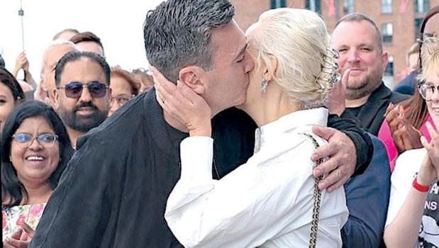 First Lady’ye öpücük yağmuru)