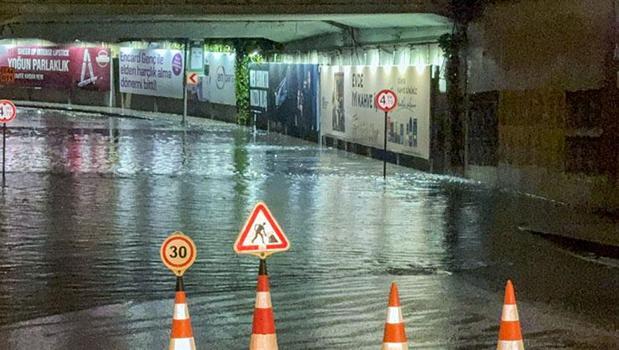 İstanbul'daki sağanak nedeniyle Zincirlikuyu'daki alt geçidi su bastı)