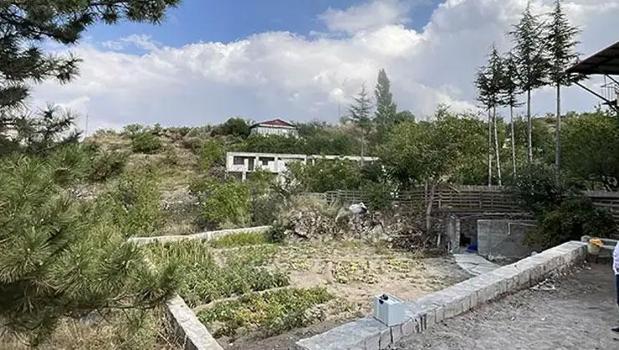 Babasının kucağındayken başına taş düşen çocuk hayatını kaybetti)
