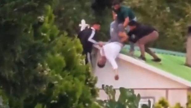 Sakarya'da dehşet anları kamerada: Akıma kapılan adamı böyle indirdiler)