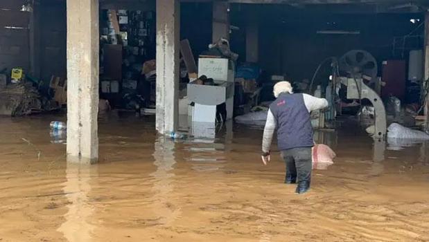 Sakarya'da sağanak! Evleri su bastı, yollar göle döndü)