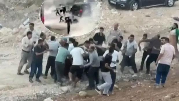 Gaziantep'te meydan kavgası kamerada! Araçla kalabalığın arasına daldı)