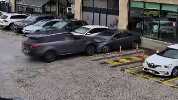 Fren yerine gaza bastı! Önüne kattığı araçla birlikte kafeye daldı)