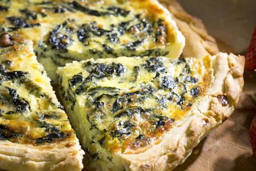 Börek yerine bunu deneyin! Fırından çıkar çıkmaz biten ıspanaklı kiş tarifi)