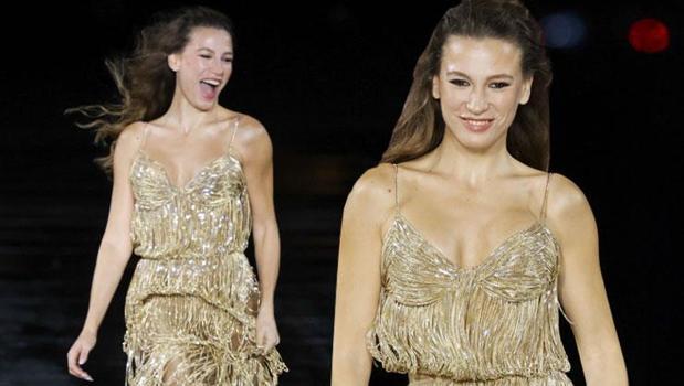 Sahnede kendine hayran bıraktı! Serenay Sarıkaya'nın elbisesinin fiyatı ortaya çıktı)
