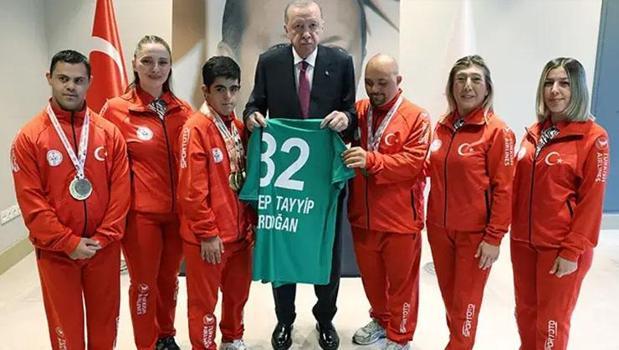 Cumhurbaşkanı Erdoğan, Türkiye Özel Sporcular Spor Federasyonu temsilcilerini kabul etti)