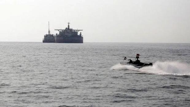 Somalili korsanlar dehşet saçtı! Kaçırılan gemide 5 mürettebat katledildi)