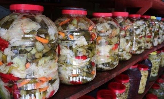 Rusların asla bozulmayan lahana turşusu tarifi: İçine sadece tek bir sebze dilimleyip atıyorlar!)
