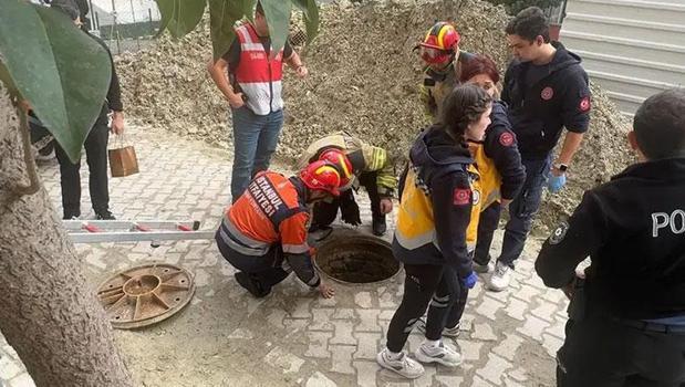 Sokakta yürürken dehşeti yaşadı! Çukura düşen yaşlı kadını itfaiye kurtardı)