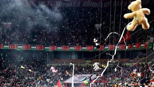 Konya’da gözyaşları sel oldu! Maçta ışıklar kapatıldı, oyuncaklar sahaya yağdı)