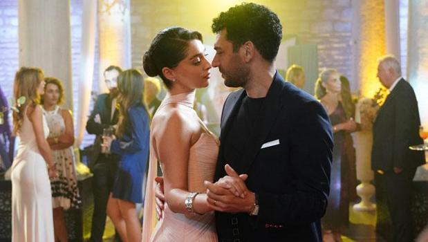 Zeynep ve Serhat aşka geldi!)