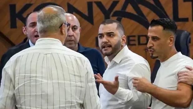 CHP’den istifa eden Konyaaltı Belediye Başkanı'nın meclis toplantısında arbede çıktı)