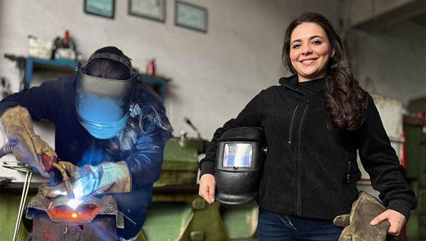 Bir babanın gururu, bin erkeğin içi̇nde tek kadın kaynakçı: Bütün sırları tek tek böyle öğrendi!)