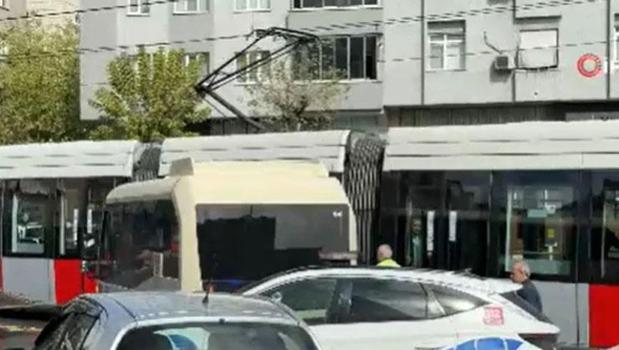 Güngören'de tramvay, ticari minibüse çarptı: Yaralılar var)