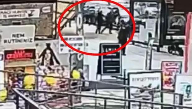Bağdat Caddesi'nde dehşet anları! Yürürken üzerlerine devrildi)