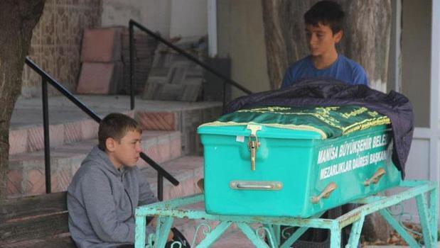 Soma'daki maden kazasında acı veda! Tabutun başından bir an olsun ayrılmadı)