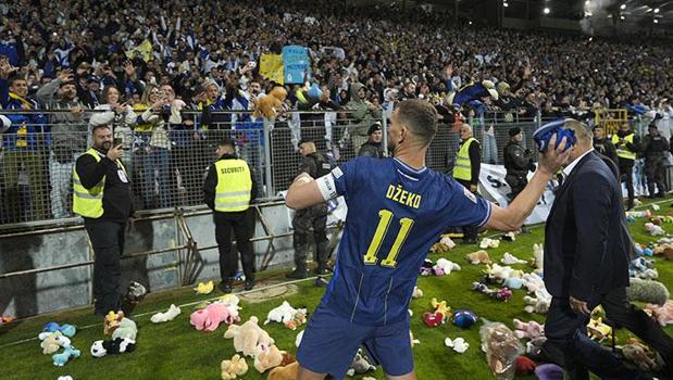 Bosna Hersek'te bir devir kapandı! Edin Džeko son maçına çıktı)