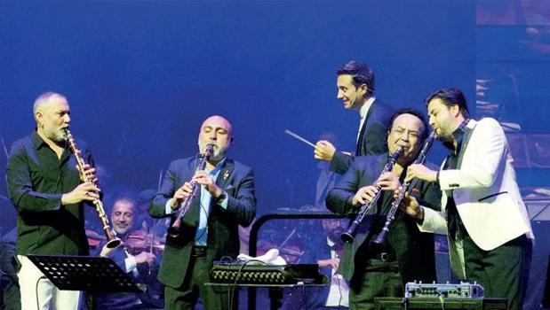 Bir ağlattılar bir oynattılar)