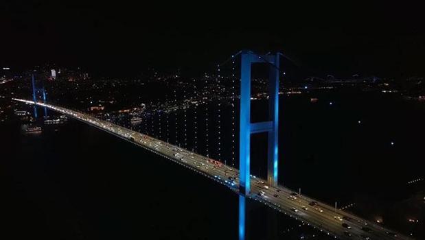 İstanbul Boğazı’ndaki köprüler turkuaz renge büründü)