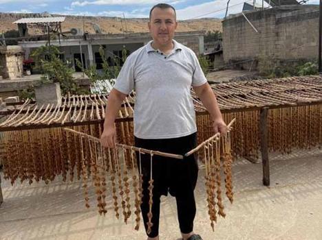 Gaziantep'te yılda sadece bir ay yapılan lezzet: Bağlardan toplanıp kazanlarda kaynatılıyor)