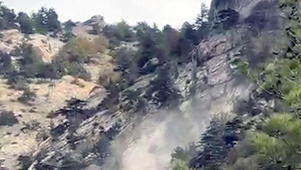 Deprem sırasında yamaçtan kopan kaya kütlesi paniğe neden oldu)