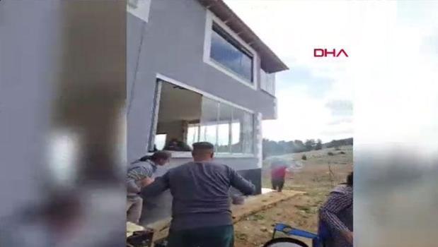 Depreme piknikte yakalandılar! Korku dolu anlar kameraya yansıdı)